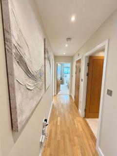 The Altolusso - Luxury 1bd, sleeps 4, free parking, holiday and contractors - 4