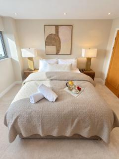 The Altolusso - Luxury 1bd, sleeps 4, free parking, holiday and contractors - 3