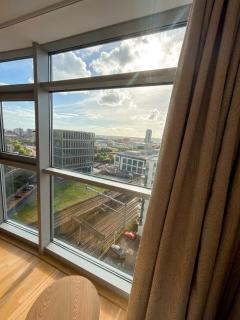 The Altolusso - Luxury 1bd, sleeps 4, free parking, holiday and contractors - 1