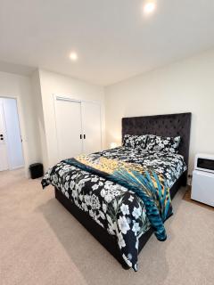 Separate entry room with share bathroom - 8