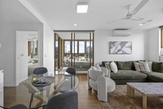Walk to King St and RBWH with Parking - 7