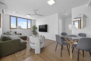 Walk to King St and RBWH with Parking - 4