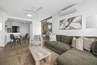 Walk to King St and RBWH with Parking - 9