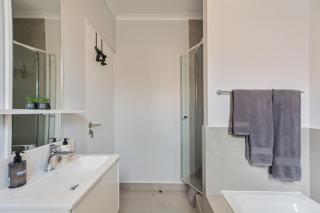 Sandton Grand 2-Bed at Middle 3 - 4