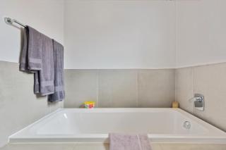 Sandton Grand 2-Bed at Middle 3 - 3