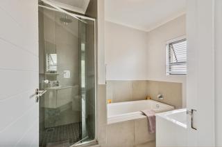 Sandton Grand 2-Bed at Middle 3 - 1