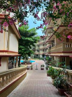Candolim Luxurious 2BHK Apartment with Pool View by HomeWoodStay - 3