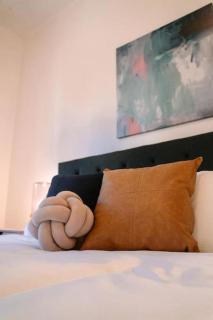 Big Wave Glenelg 2BR Apartment Fast WiFi AC Steps to Beach and Jetty Road - 6
