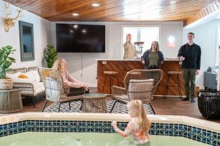 BearHaus-Fireplace, HUGE indoor Hot Tub, Sleeps 14 - Killington - 4