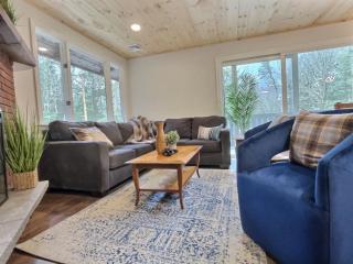 BearHaus-Fireplace, HUGE indoor Hot Tub, Sleeps 14 - Killington - 6