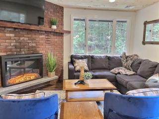 BearHaus-Fireplace, HUGE indoor Hot Tub, Sleeps 14 - Killington - 9