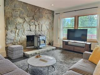 Beartopia- Hot Tub, Views, 2 Primary Suites! - 1