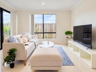 Large 4-Bedroom Home in Pİmpama - Easy Access to Theme Parks - Pimpama - 0