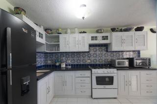 Beachfront Condo 3 bedrooms, 5 beds, 2 bathrooms - 8