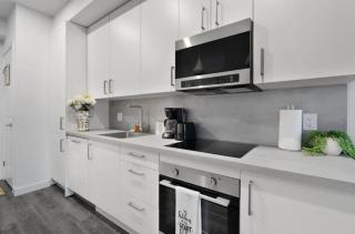 2-Bedroom Niagara Stay 8 Minutes to the Falls Sleeps 4 - 6