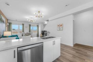 Stylish Penthouse with Rooftop & Parking Included - 6