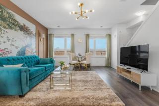 Stylish Penthouse with Rooftop & Parking Included - 0
