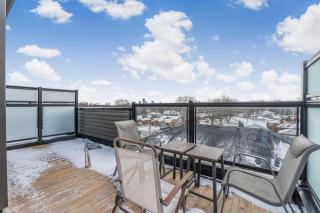 Stylish Penthouse with Rooftop & Parking Included - 9