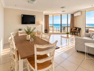Ocean-View Stay in the Heart of Surfers Paradise - 9