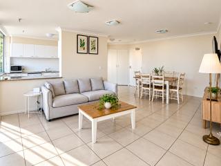 Ocean-View Stay in the Heart of Surfers Paradise - 4