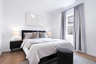 New 2-Bedroom Suite Walk to the Falls Parking & Sleeps 4 - 5