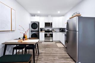 New 2-Bedroom Suite Walk to the Falls Parking & Sleeps 4 - 7