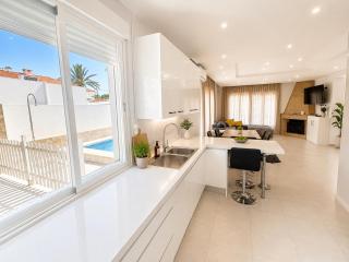 Luxury 5-Bedroom Villa at Cabo Roig Beach - 1