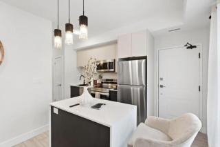 Spacious 2-Bedroom Suite Mins to the Falls Parking & Sleeps 5 - 8