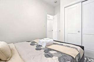 Spacious 2-Bedroom Suite Mins to the Falls Parking & Sleeps 5 - 3