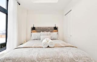 Spacious 2-Bedroom Suite Mins to the Falls Parking & Sleeps 5 - 6