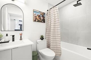 Spacious 2-Bedroom Suite Mins to the Falls Parking & Sleeps 5 - 5