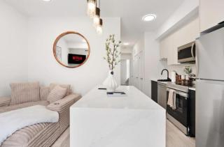Spacious 2-Bedroom Suite Mins to the Falls Parking & Sleeps 5 - 0