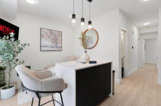 Spacious 2-Bedroom Suite Mins to the Falls Parking & Sleeps 5 - 2