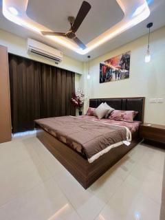 The Private Escape, Cozy - 2