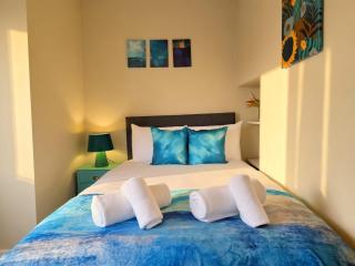 Centrally Located Town House - Pass the Keys - 8