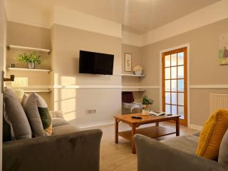 Centrally Located Town House - Pass the Keys - 5