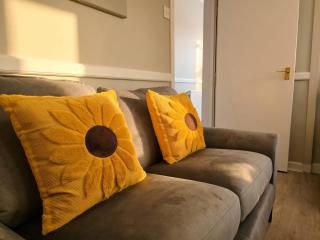 Centrally Located Town House - Pass the Keys - 2