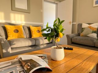 Centrally Located Town House - Pass the Keys - 1