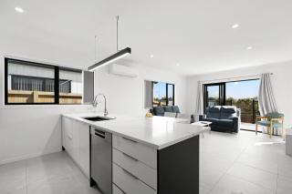 Brand New 3Bedrooms House in The Base Te Rapa - 8