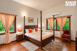 StayVista at Mercara Hill with Outdoor Jacuzzi - 4