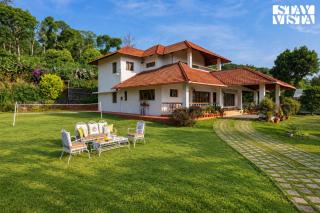 StayVista at Mercara Hill with Outdoor Jacuzzi - 9