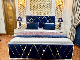 Executive Spanish House 3BR 1 Kanal Family Stay - 3