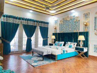 Executive Spanish House 3BR 1 Kanal Family Stay - 2