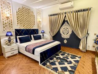 Executive Spanish House 3BR 1 Kanal Family Stay - 7