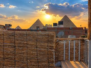 The 5 Inn 1 Rooftop Pyramids View - 7