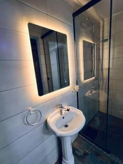Beautiful 3-bedroom apartment with large private terrace - 3