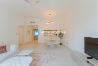 Golf and Sea View 2BR with Balcony,Yas Island - 7