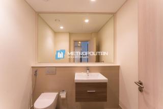 Golf and Sea View 2BR with Balcony,Yas Island - 4