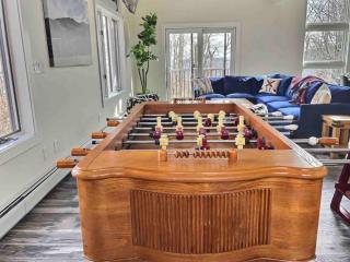 BruinsDen- Fooseball, Hot Tub, Mountain Views - 2