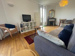 Nid d Aigle, 2 Stations from Paris, Charming Top Floor Apartment Bright, Fully Equipped, Washing Machine High Speed Fibre WiFi - 3